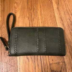 Kate & Alex Cuffaro green clutch wristlet wallet. Great condition